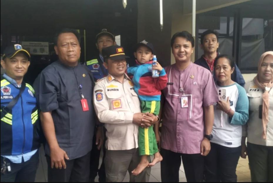 Dinsos Jakarta Selatan menyerahkan bocah N (6) yang ditinggal ayahnya di Pasar Kebayoran Lama ke Panti Sosial Bina Insan Kedoya, Jakarta Barat, Jumat (2/1/2025).