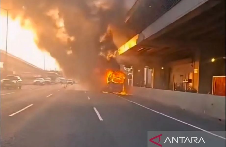 Insiden mencekam di Tol Jakarta&ndash;Cikampek. Bus wisata asal Lampung terbakar, 34 penumpang berhasil dievakuasi.