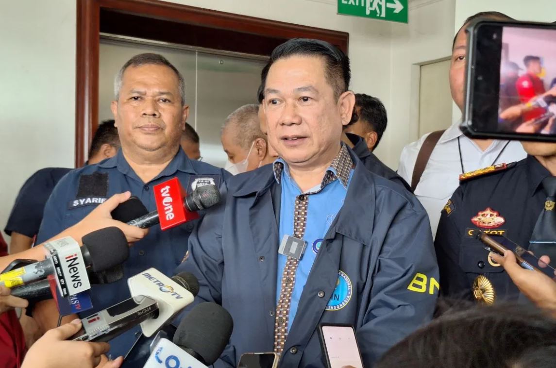 Plt. Deputi Pemberantasan BNN Budi Wibowo memberikan keterangan kepada wartawan terkait penggerebekan lab pembuatan narkotika di Jakarta Utara, Selasa (6/1/2026).