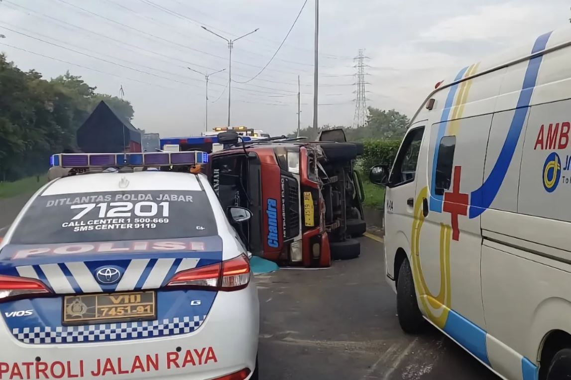 Kecelakaan tunggal di Tol Padaleunyi berujung maut. Sopir Elf tewas, penyebab masih misterius.