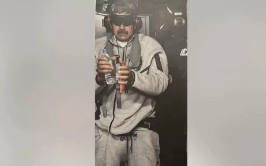 Presiden Venezuela, Nicolas Maduro di atas USS Iwo Jima setelah ditangkap militer AS, dalam perjalanan menuju New York.