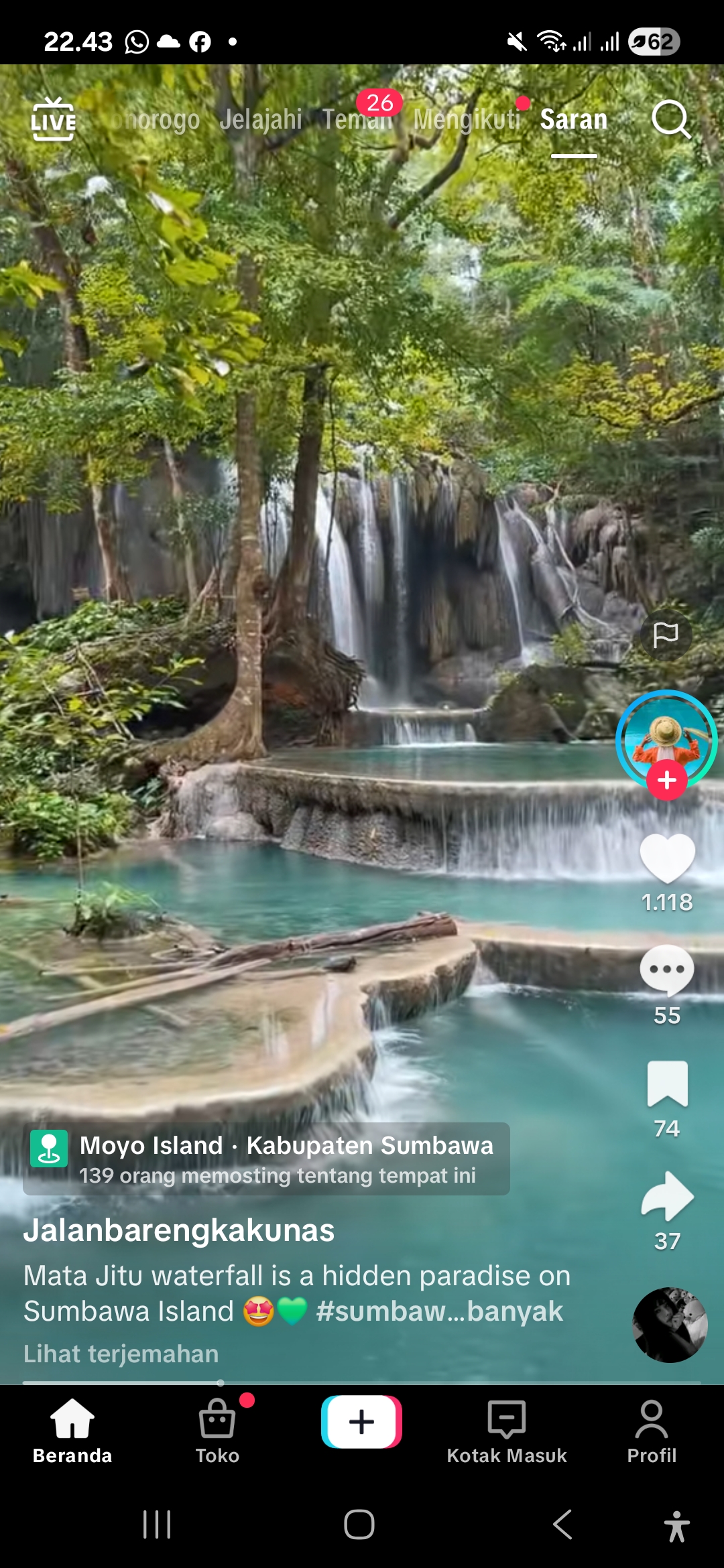 Keindahan Air Terjun Mata Jitu di Pulau Moyo, Kabupaten Sumbawa, dengan kolam alami berwarna toska yang viral di media sosial.