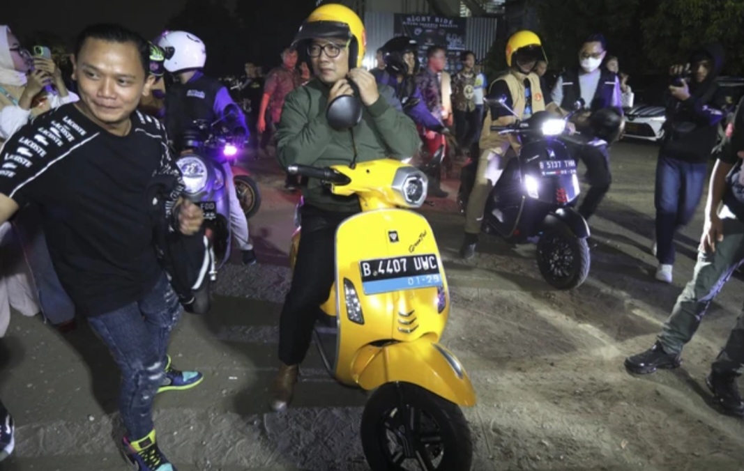 Ridwan Kamil dengan Vespa kuning di salah satu acara.