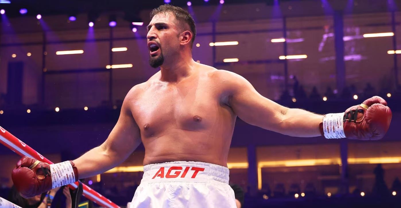 Agit Kabayel raih gelar juara interim kelas berat WBC.