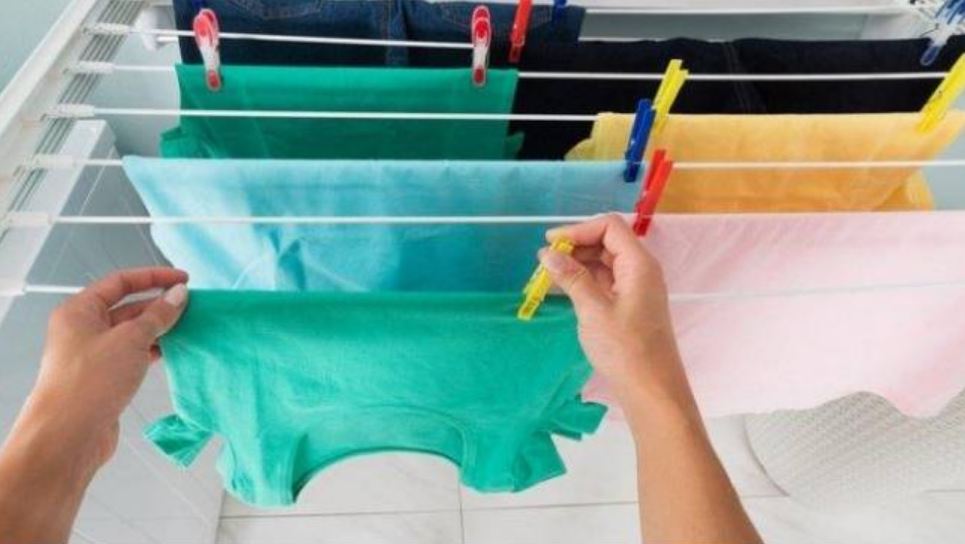 Ilustrasi mengeringkan baju saat hujan.