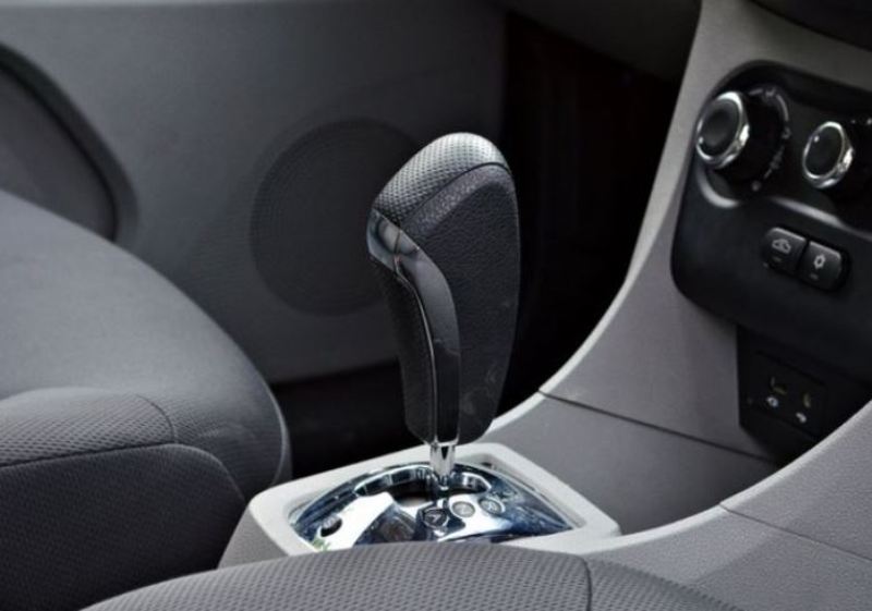 Perbedaan mobil metik dan manual.