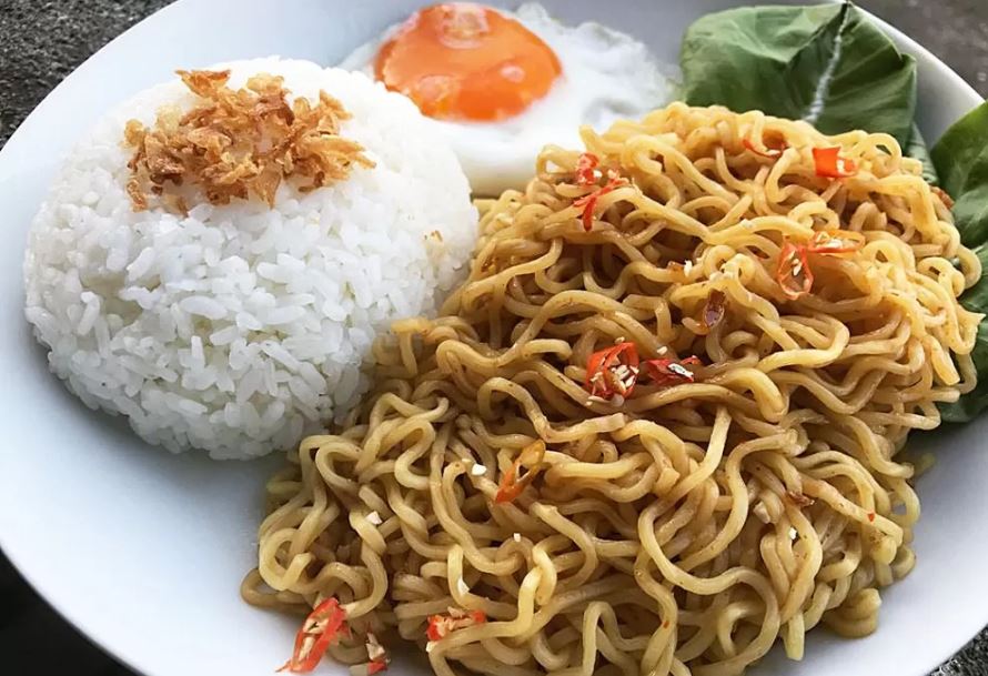 Ilustrasi mie instan pakai nasi.