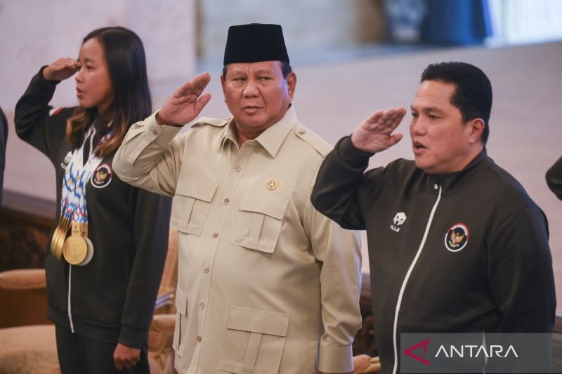 Presiden Prabowo Subianto (tengah) didampingi Menpora Erick Thohir (kedua kanan) bersama atlet triathlon Martina Ayu Pratiwi (kiri).