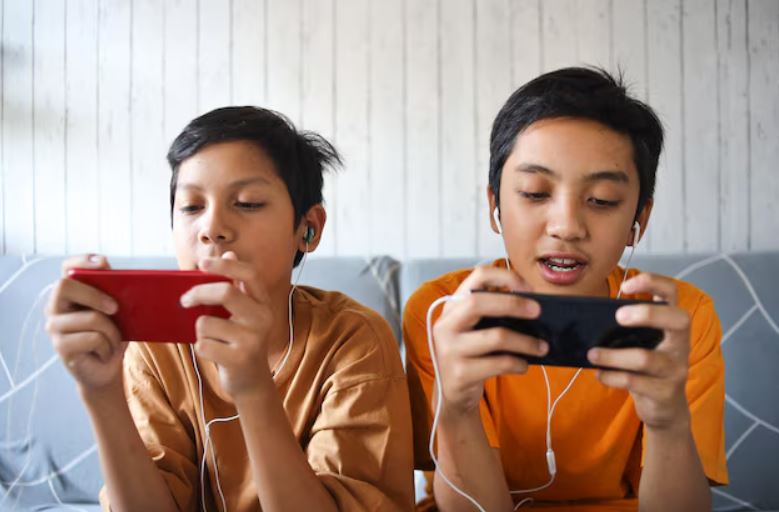 Punya smartphone terlalu dini bisa berdampak serius pada kesehatan anak.