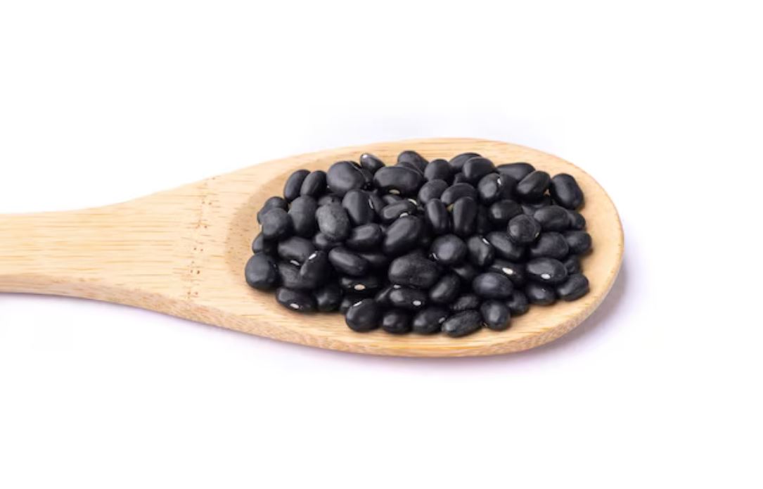 Jangan remehkan ukurannya&mdash;kacang hitam menyimpan manfaat besar untuk tubuh.