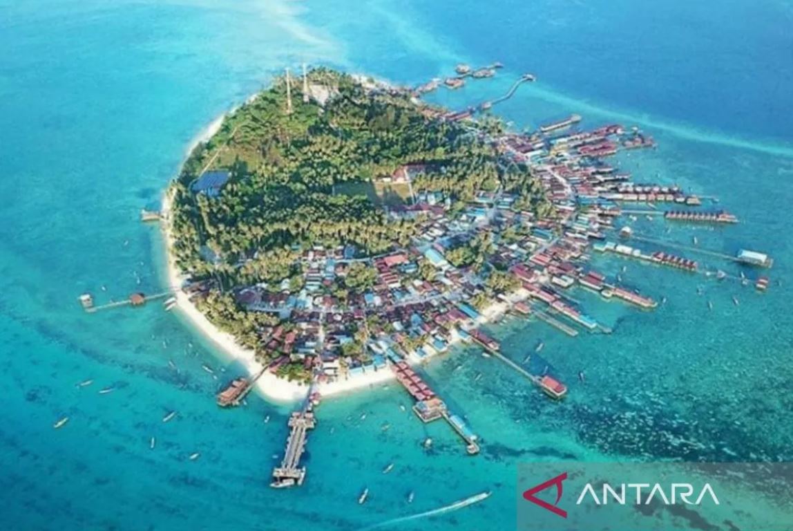 Pulau Derawan menjadi ikon wisata Kalimantan Timur.