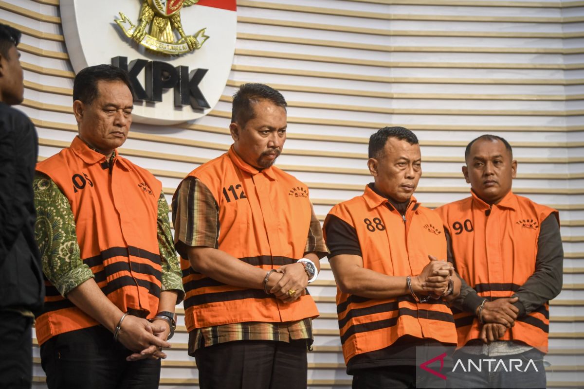 KPK menetapkan Bupati Ponorogo Sugiri Sancoko dan tiga orang lainnya sebagai tersangka kasus suap