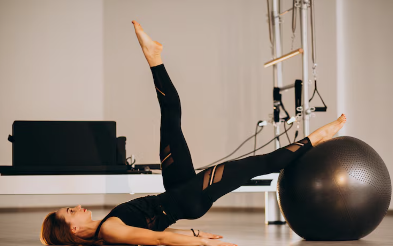 Pilates menitikberatkan pada penguatan otot inti dan kesadaran postur tubuh.