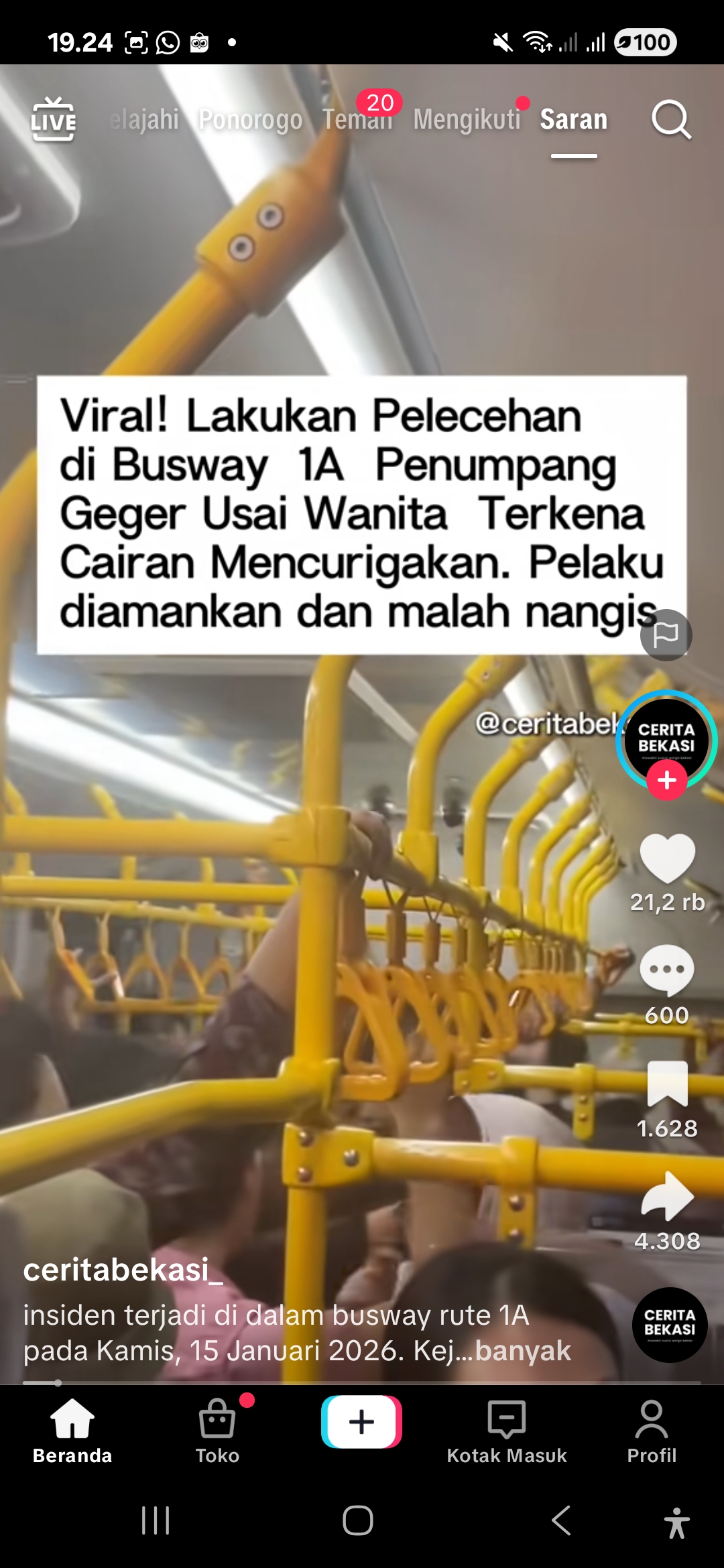 Kondisi di dalam busway Transjakarta yang padat penumpang saat jam sibuk. Insiden cairan mencurigakan terjadi di rute 1A. (Ilustrasi)