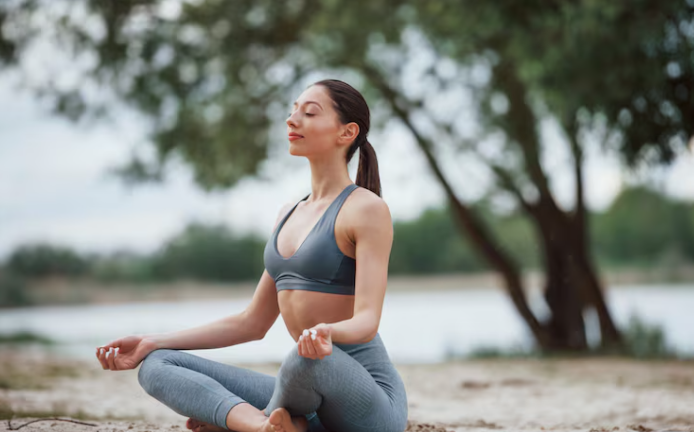 Yoga membantu meregangkan otot sekaligus menenangkan pikiran, dua hal penting untuk penderita mag.