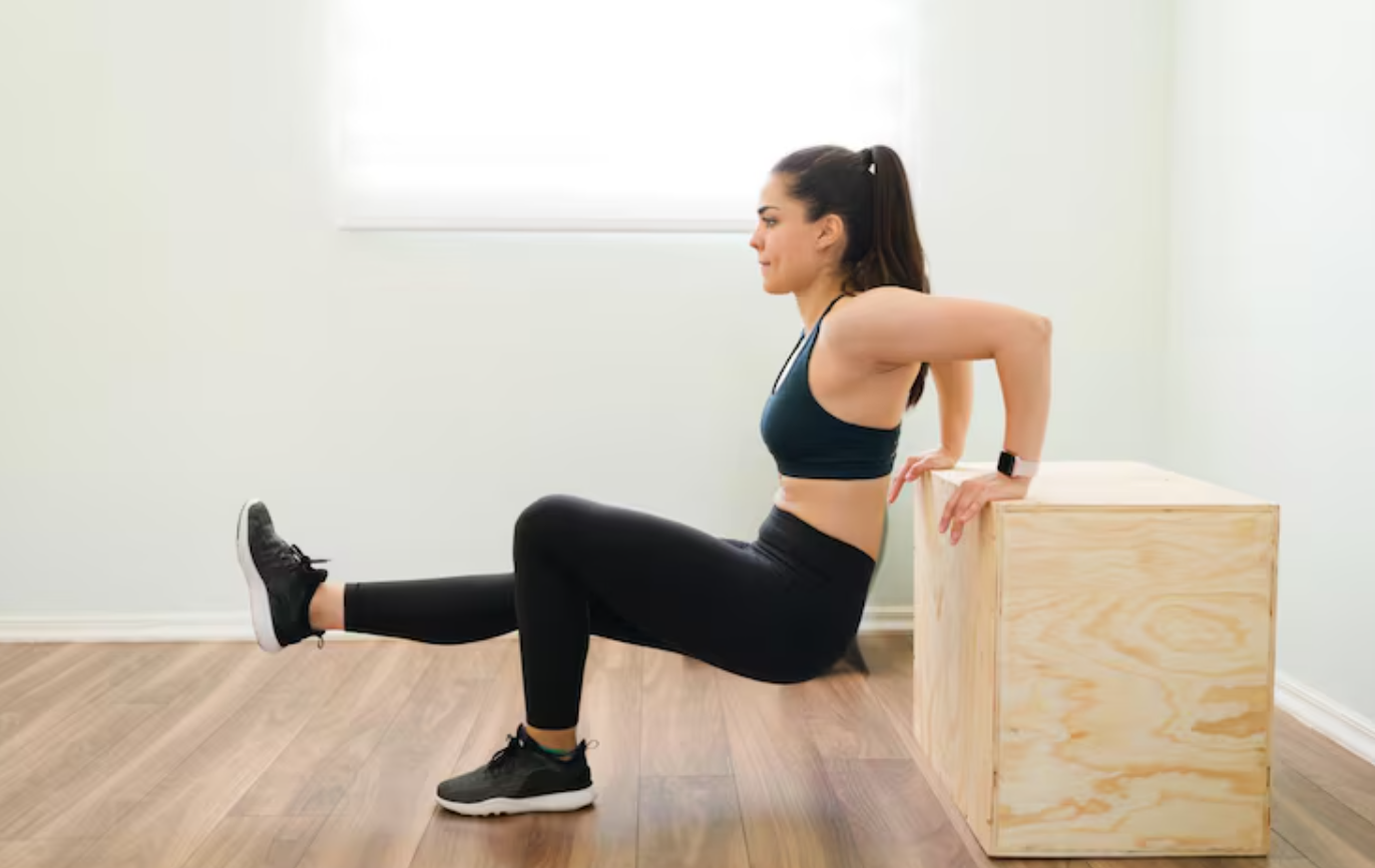 Chair dips menargetkan otot bahu, trisep, dan paha.