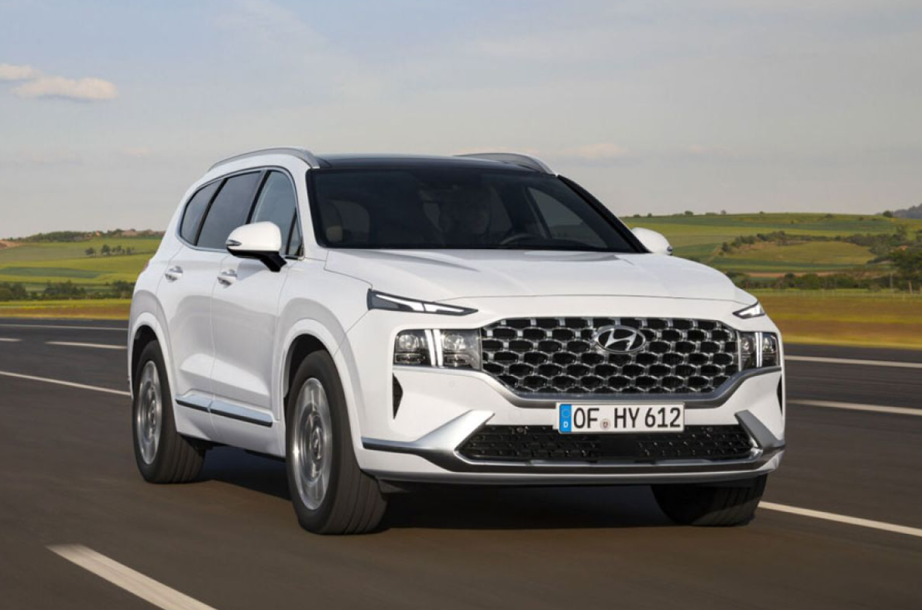 Hyundai Santa Fe menawarkan kenyamanan tinggi tanpa mengorbankan performa.