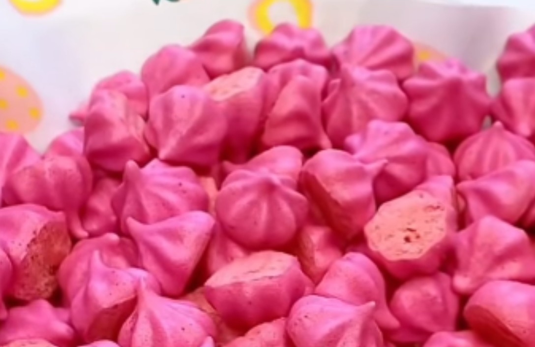 Kue soes kering buah naga, camilan renyah dan unik dengan bahan sederhana.