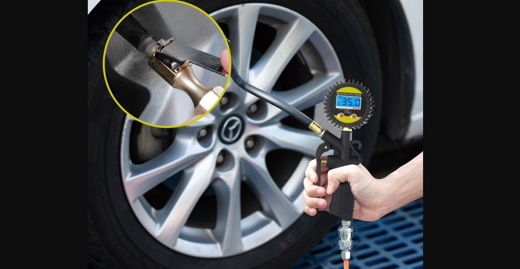 Mengukur udara ban mobil.