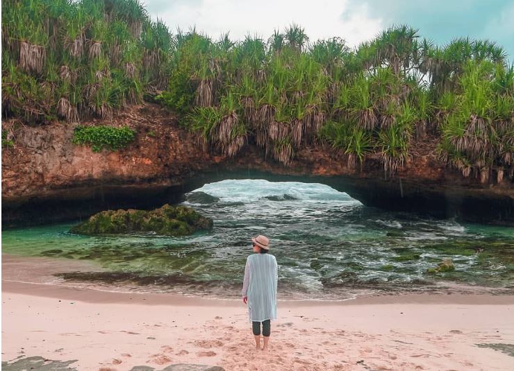 Salah satu panorama alam wisata pantai di Pacitan.