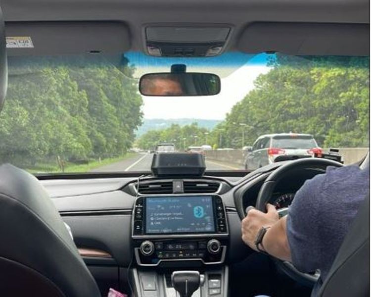 Panduan mengendarai mobil manual di jalan tanjakan.