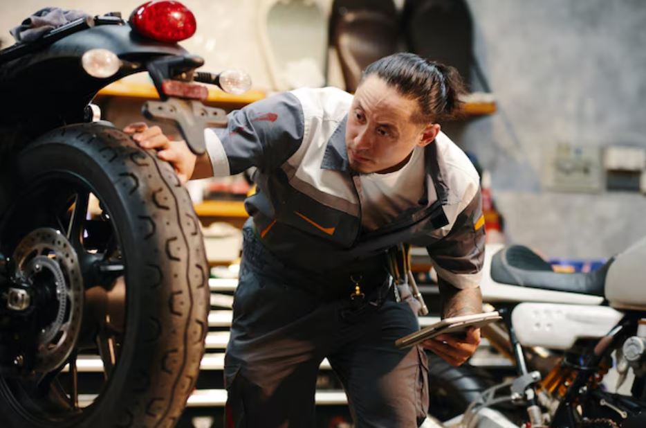 Anti licin, awet, dan bikin motor makin pede! Ini 10 ban tubeless paling gacor 2026.