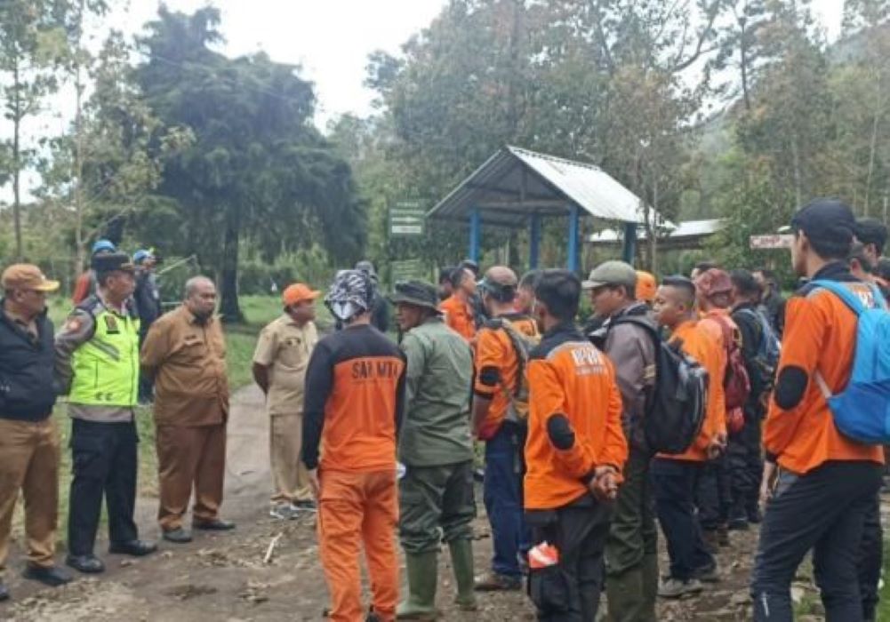 Tim SAR menggelar rapat pencarian pendaki hilang di Bukit Mongkrang, Karanganyar.