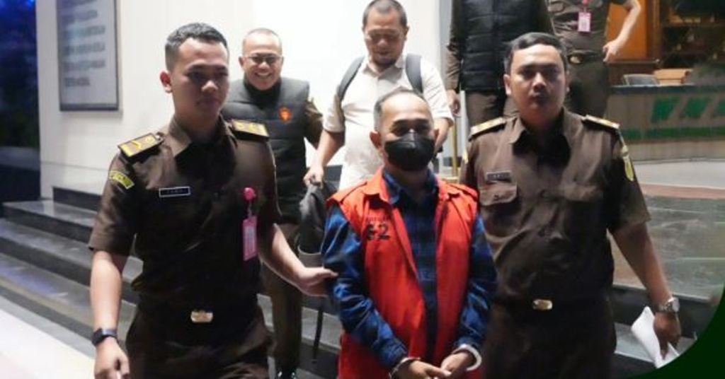 Tersangka AHS, mantan tenaga ahli DPR, resmi ditahan Kejati Jatim atas kasus korupsi BSPS Sumenep 2024. Total dugaan suap yang diterima capai Rp 3 miliar.
