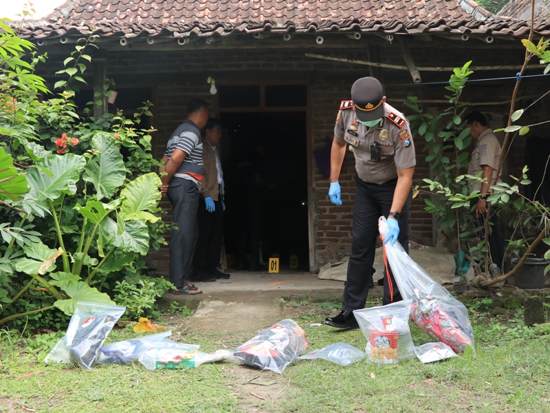 Update dugaan kasus pembunuhan Nuraini, janda asal Desa Golan, Sukorejo, Ponorogo, yang ditemukan tewas di rumahnya.