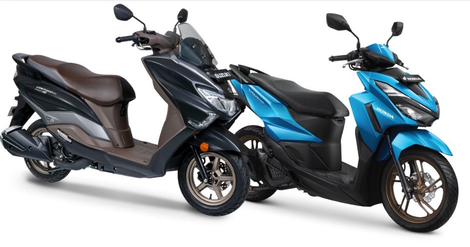 Suzuki Burgman Street 125 EX (kiri), Honda Vario 125 Facelift (kanan). Dua skutik 125cc irit dan stylish di tahun 2026.