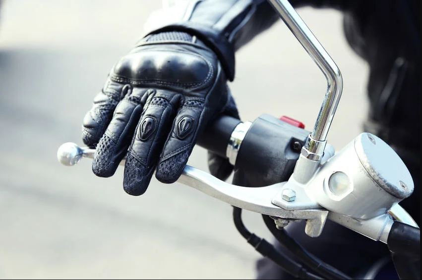 Rem pakem bukan pilihan, tapi keharusan! Ini kampas rem motor terbaik 2026 
