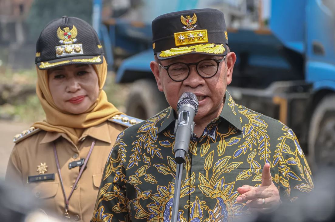 Gubernur DKI Jakarta Pramono Anung (kanan) memberikan instruksi setelah lubang di Jalan Matraman Raya, Jaktim, menyebabkan seorang siswa SMKN 34 Jakarta meninggal dunia.