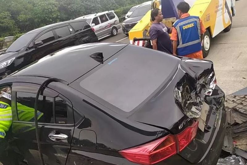 Honda City yang dikemudikan Diva Siregar terbalik di Tol Jagorawi KM 24 usai diduga menabrak pembatas jalan.