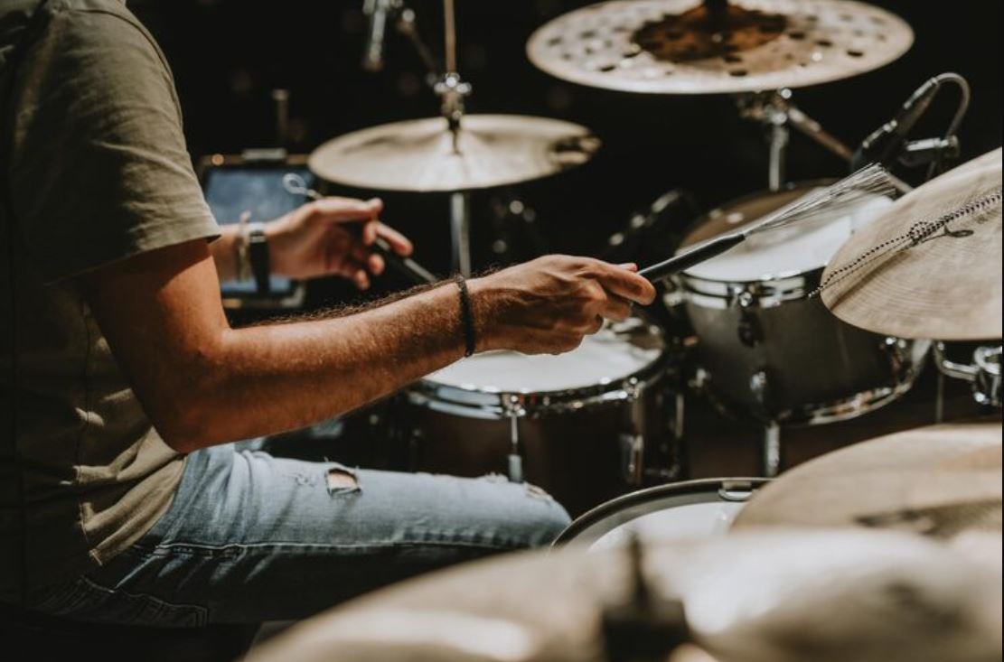 Ilustrasi bermain drum