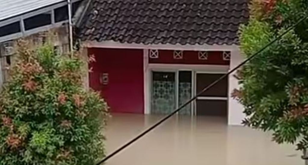 Caption Foto: Cerita warga saat banjir menggenangi area permukimannya di Grobogan.
