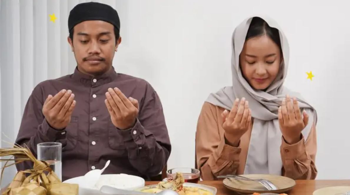 Baca niat puasa Ramadhan satu bulan penuh sejak malam pertama.