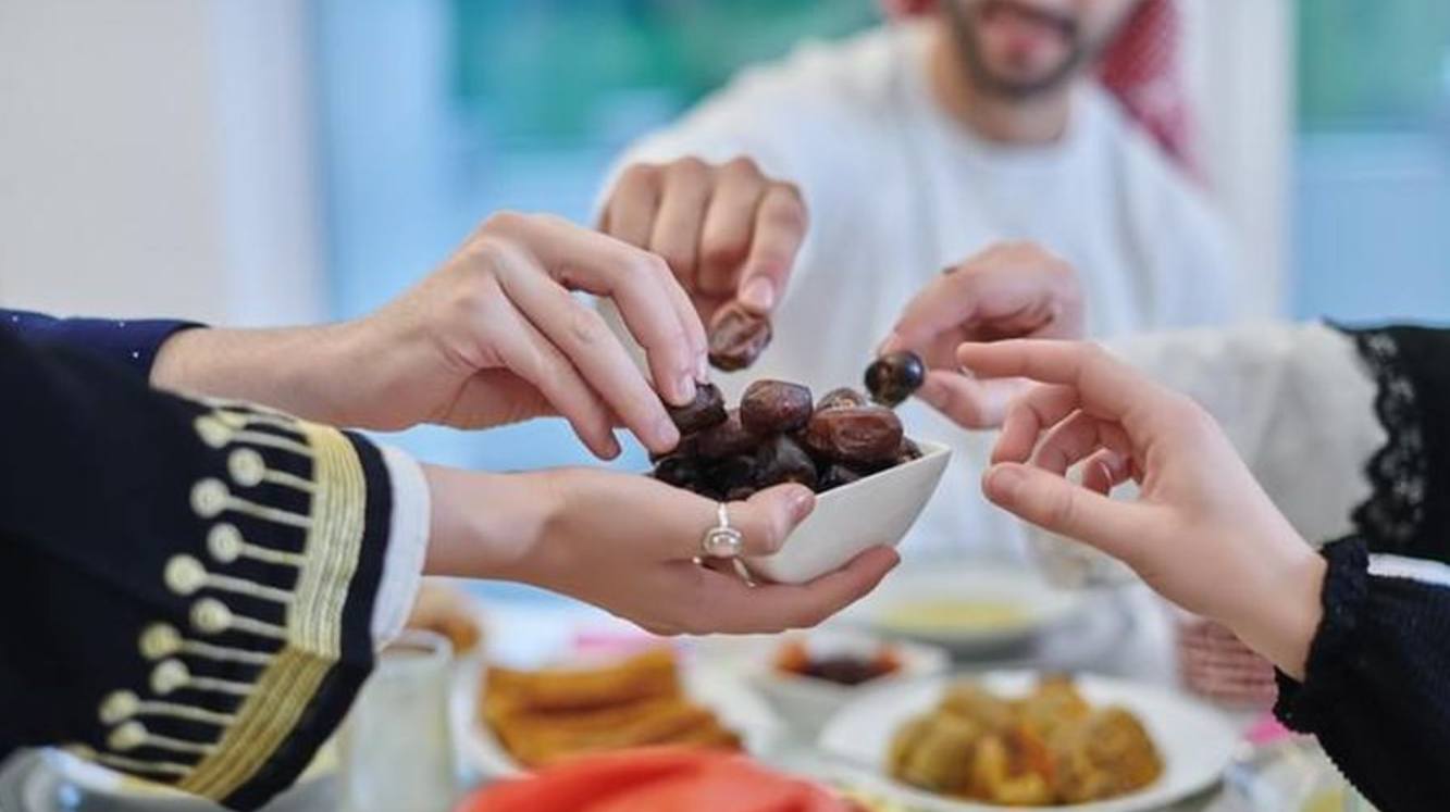 Ilustrasi makan sahur puasa