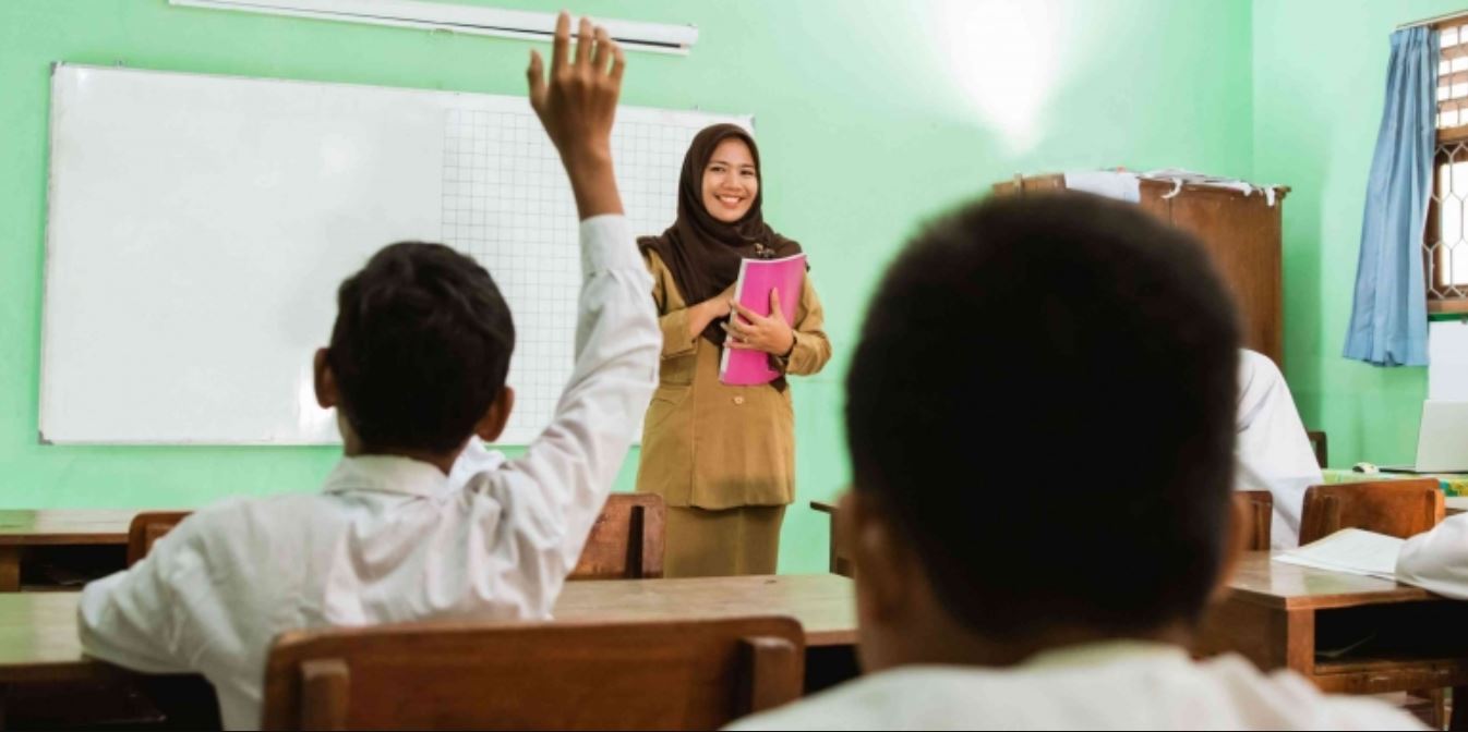 Ilustrasi guru sedang mengajar di sekolah.