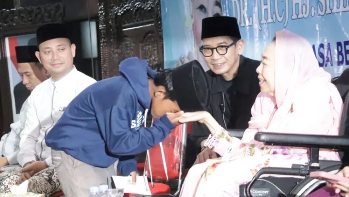  Nyai Shinta Nuriyah ajak warga Brebes jaga solidaritas dan demokrasi lewat sahur bersama di tengah bencana dan tantangan bangsa.
