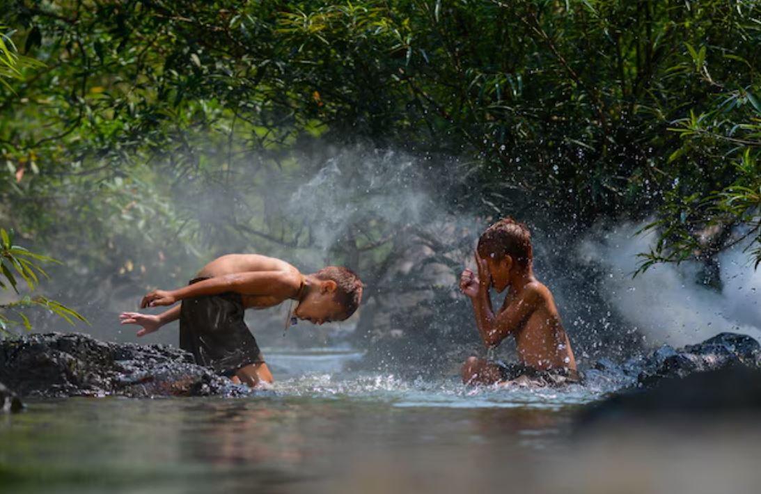 Ilustrasi mandi di sungai saat cuaca sedang terik. 