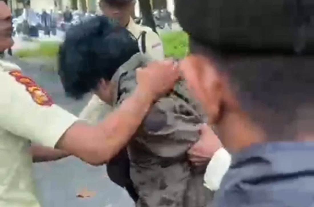 Polisi masih memeriksa pelaku dan mengumpulkan keterangan saksi di lokasi kejadian.
