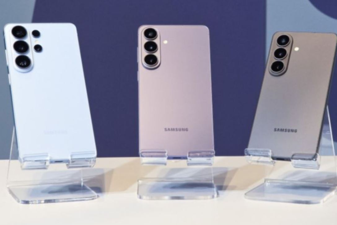 Tampilan Galaxy S26 series secara berurutan dari kiri Galaxy S26 Ultra, Galaxy S26+, dan Galaxy S26. 