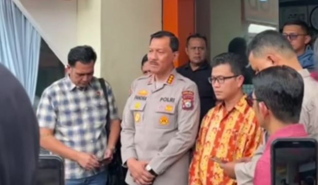 Polisi mengungkap motif pembacokan mahasiswi UIN Suska Riau yang terjadi di lingkungan kampus. 