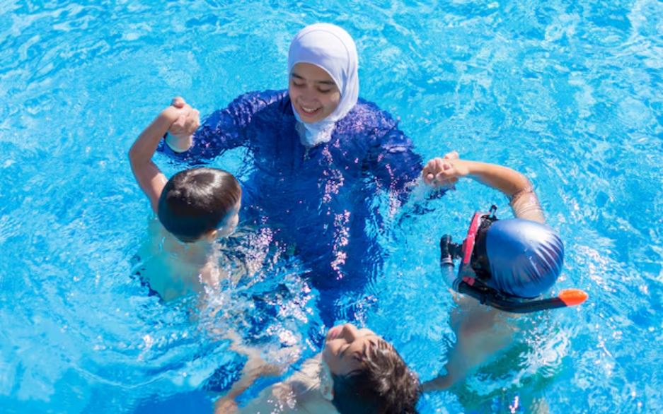  Boleh berenang saat puasa? Simak hukum fikihnya dan manfaat kesehatannya agar tetap aman selama Ramadan.  &nbsp;