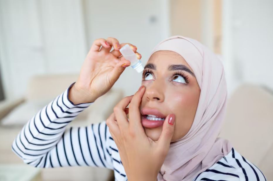 Masih ragu menggunakan obat tetes mata saat puasa? Simak penjelasan hukumnya menurut ulama dan panduan amannya.