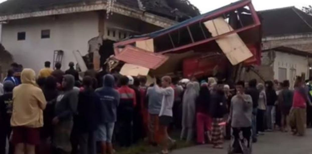 Truk tronton bermuatan susu menabrak tiga rumah warga di Pakis, Magelang setelah diduga mengalami rem blong. 