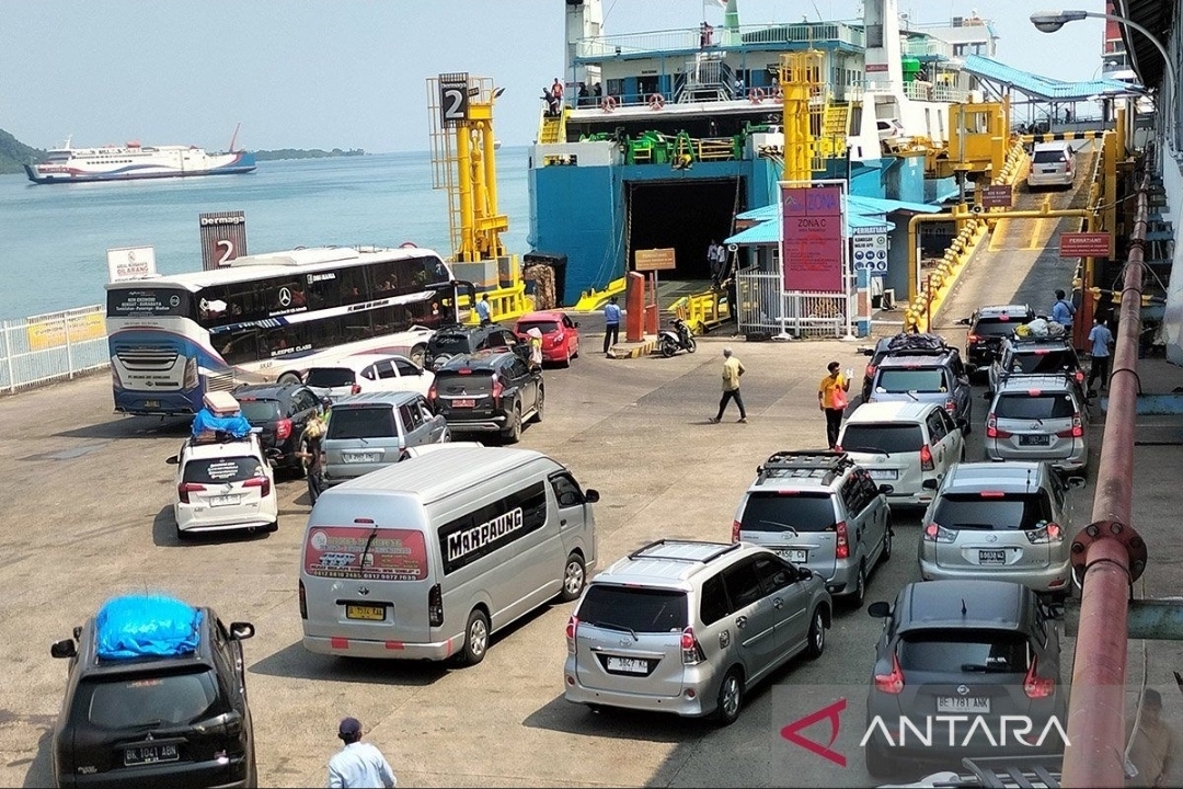 Aktivitas penyeberangan Merak&ndash;Bakauheni. 