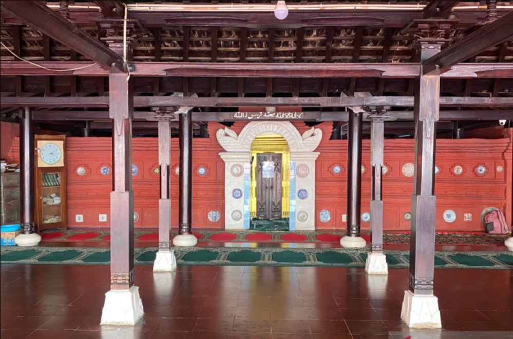 Masjid Merah Panjunan dibangun sekitar tahun 1480 dan memiliki nama asli Masjid Al Athyah. 
