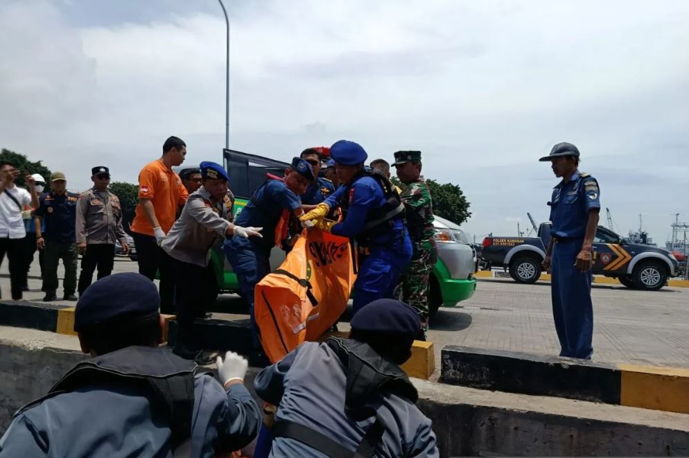 Tim gabungan mengevakuasi jenazah penumpang KMP Dharma Ferry VII yang terjatuh di jalur pelayaran barat Surabaya.