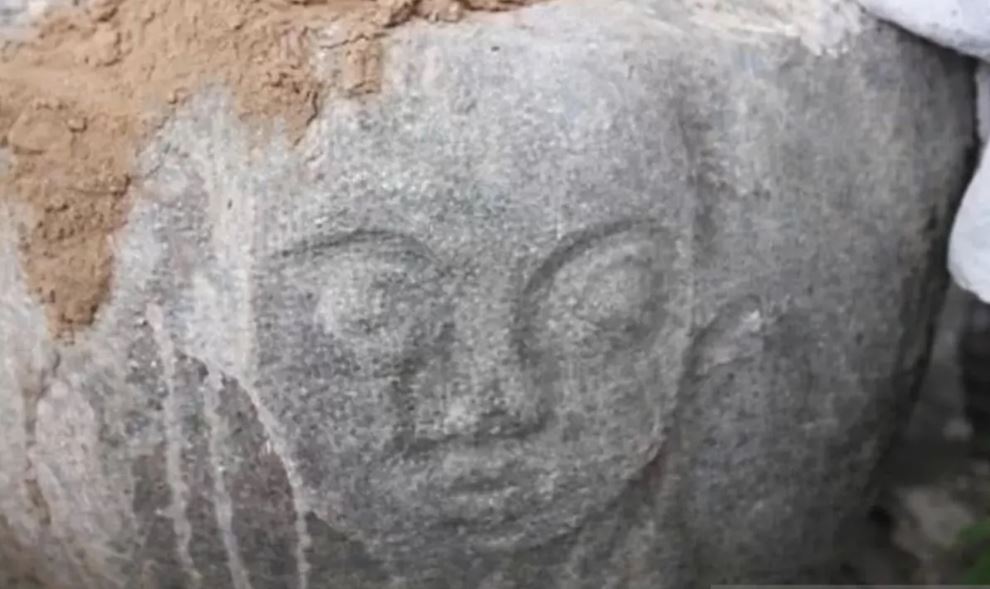 Batu besar bergambar wajah manusia ditemukan di area tambang emas ilegal Dongi-Dongi, TN Lore Lindu.